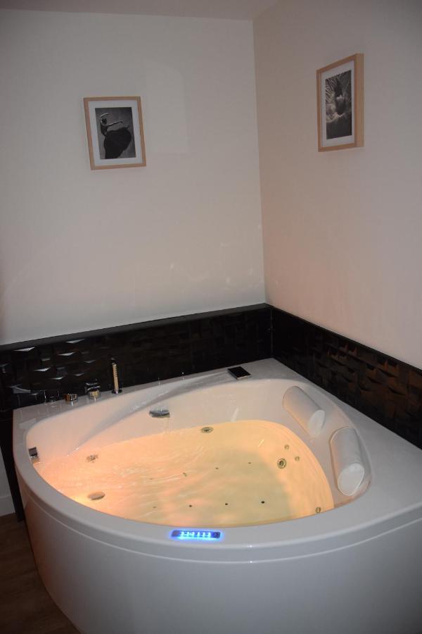 Au Fil De L'O Bed & Breakfast Bisseuil Екстериор снимка