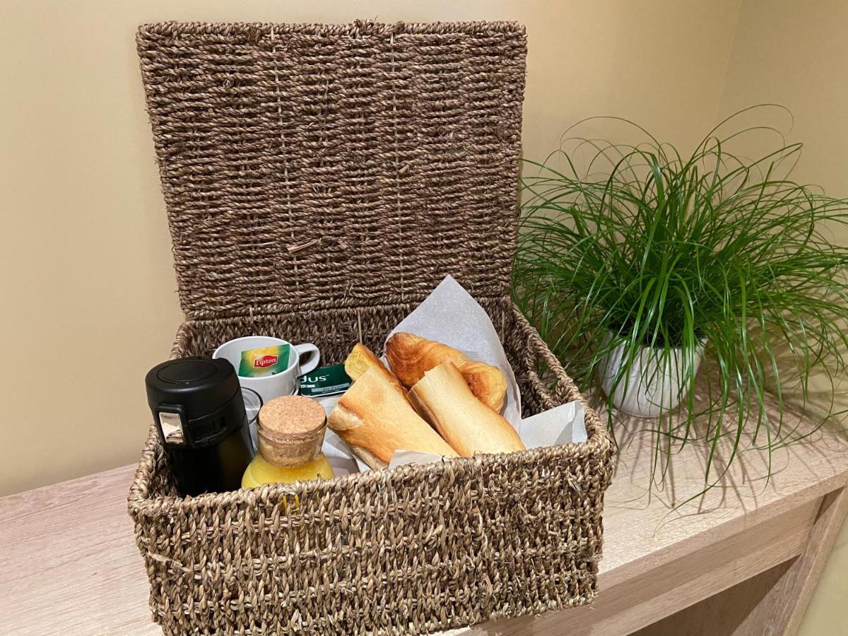 Au Fil De L'O Bed & Breakfast Bisseuil Екстериор снимка