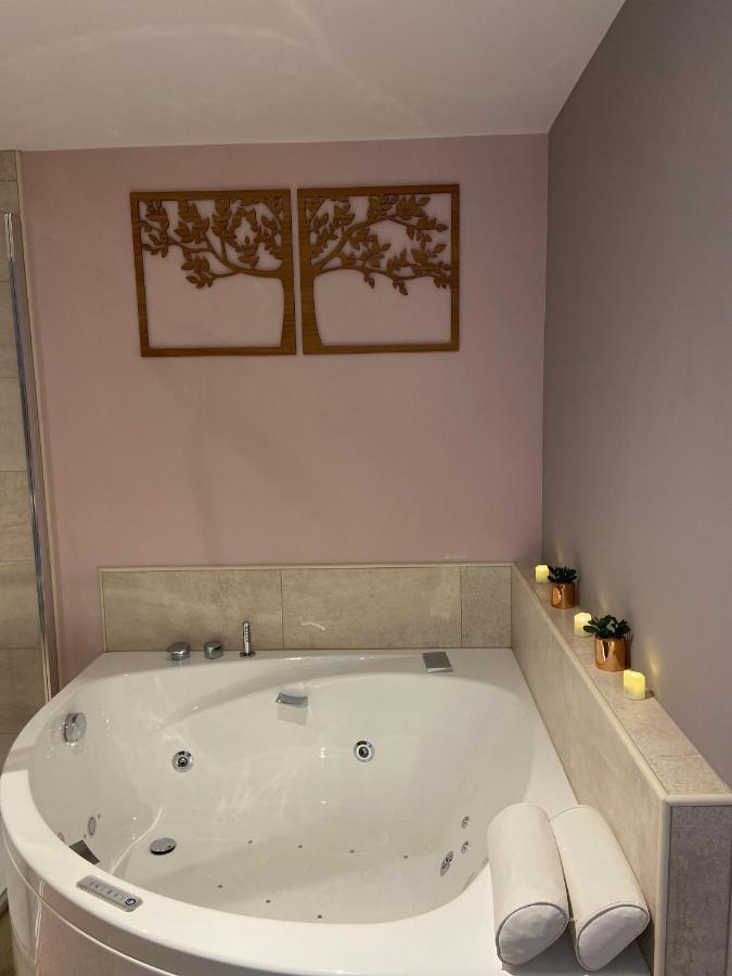 Au Fil De L'O Bed & Breakfast Bisseuil Екстериор снимка
