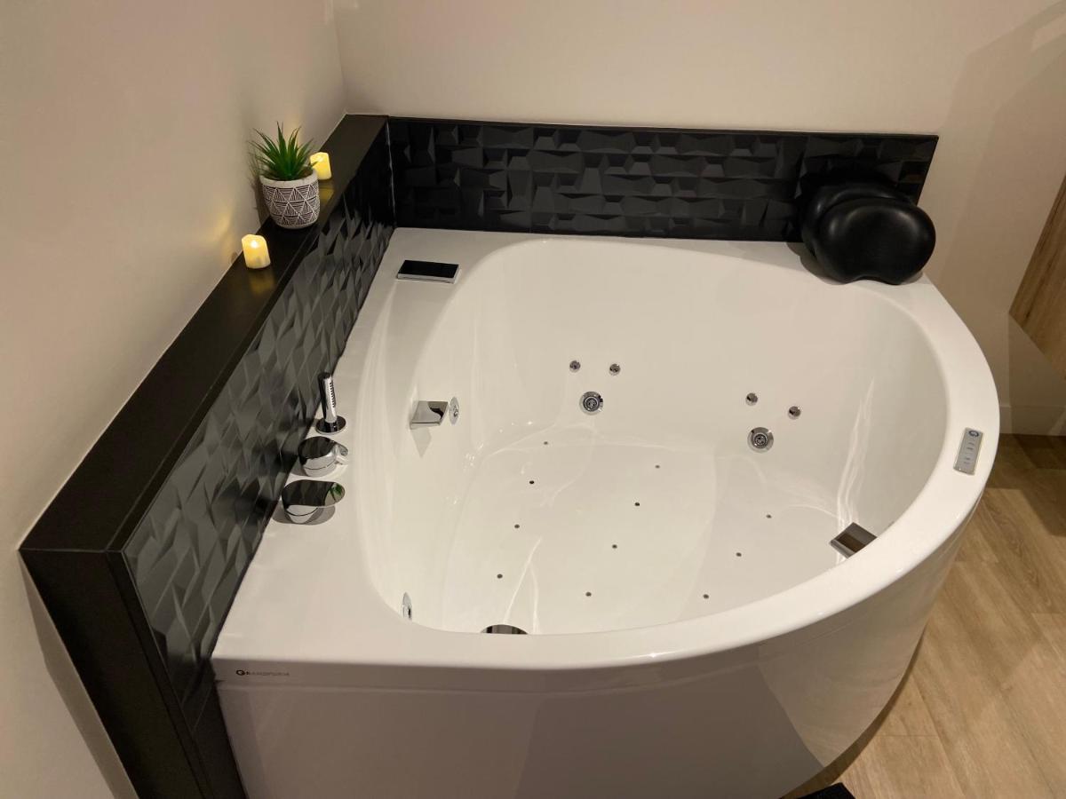 Au Fil De L'O Bed & Breakfast Bisseuil Екстериор снимка